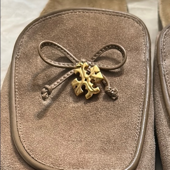 Tory Burch Tan Loafers / mules with Gold Accent - Picture 2 of 4